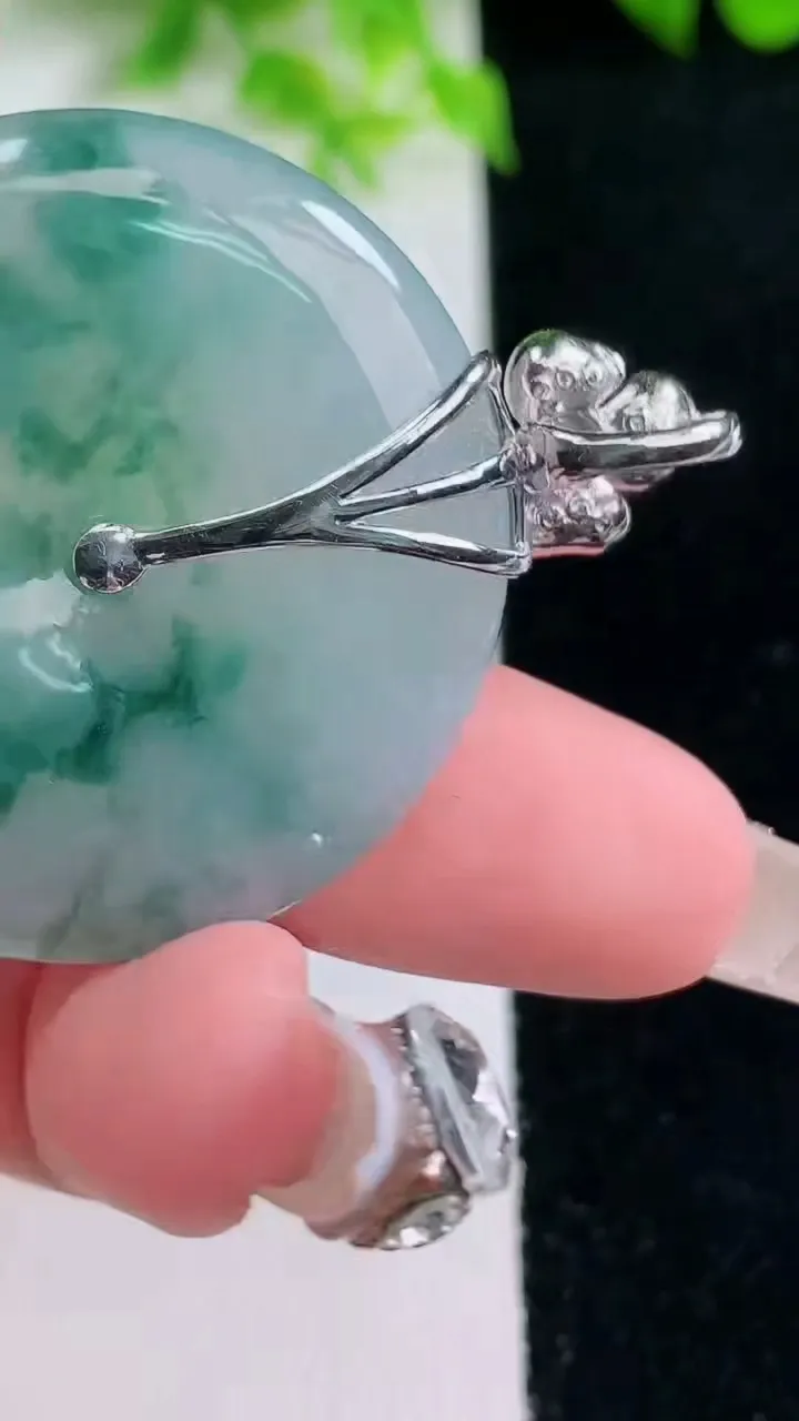 天然A货翡翠种飘花平安扣吊坠，尺寸35.5-5.2，重量:16.42g
1月17日