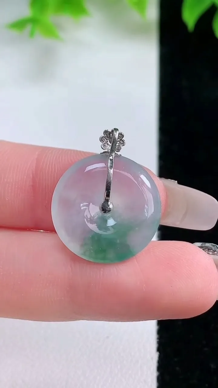 天然A货翡翠种飘花平安扣吊坠，尺寸18.6-3.7，重量:4.52g
1月17日