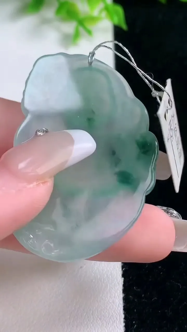 天然A货翡翠种飘花逍遥佛吊坠，尺寸40-31.7-5.5，重量:16.60g
1月17日