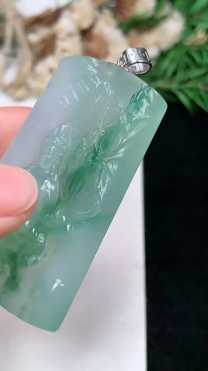 天然A货翡翠素衣观音吊坠，尺寸50.4-31.8-5.3，重量:21.69g
1月17日