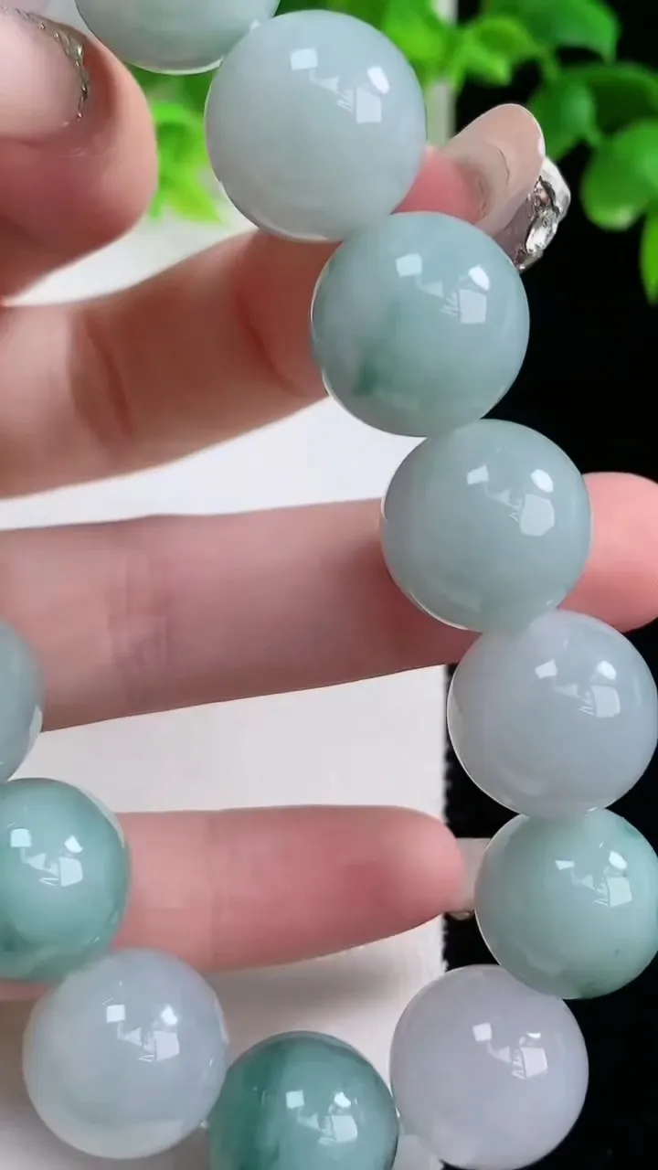 天然A货翡翠飘花圆珠手串，尺寸15.2-15颗，重量:91.76g1月17日
工厂直销收藏佳品,种好水足，色泽均匀，有种有色，上手高大气！