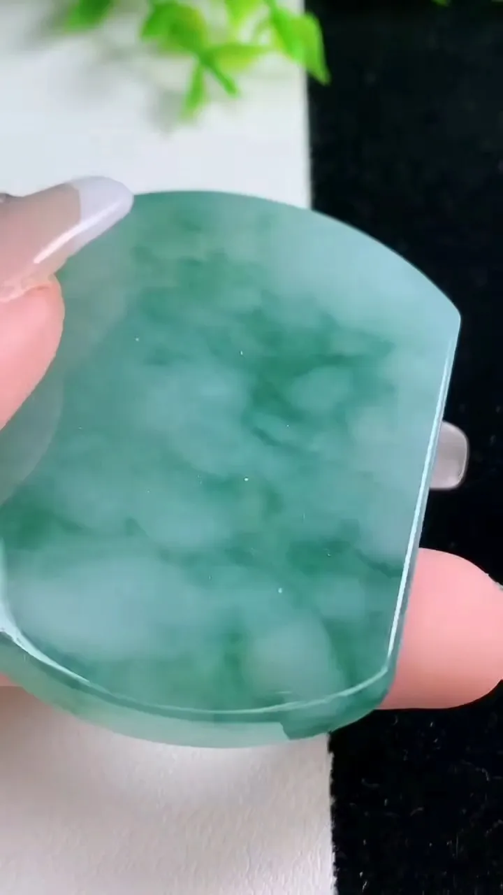 天然A货翡翠冰种飘花无事牌镶嵌件，尺寸52.4-39.2-6，重量:37.34g
1月17日