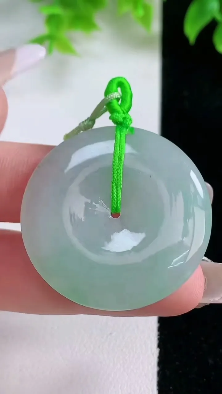 天然A货翡翠平安扣吊坠，尺寸34.7-5.3，重量:13.02g
1月17日