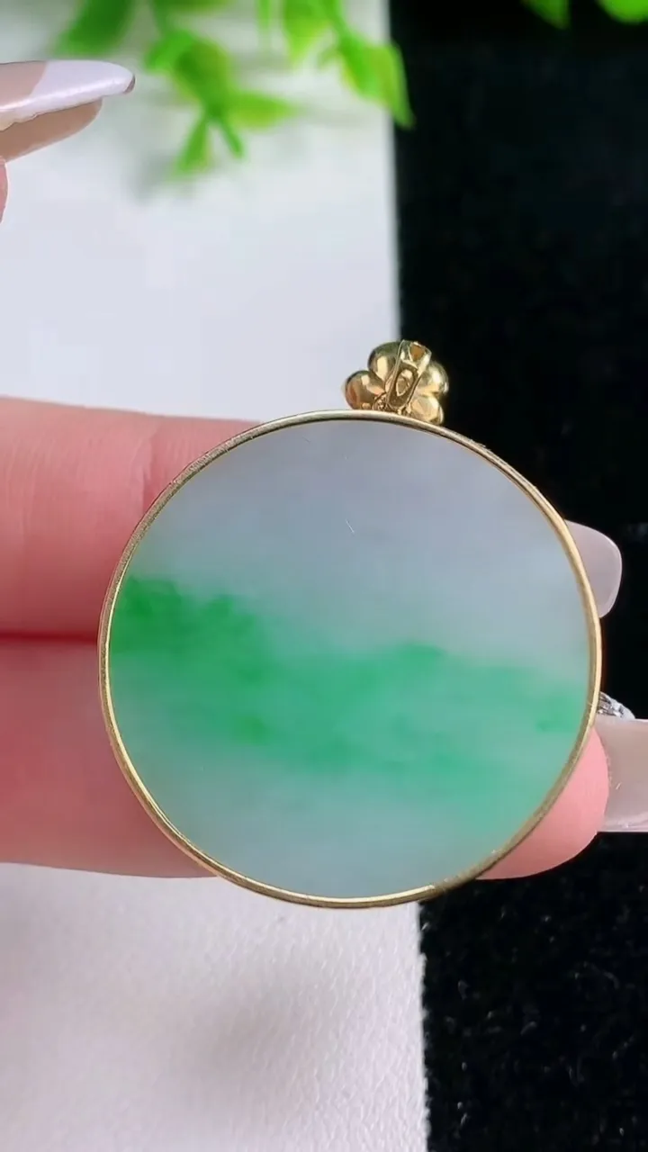 天然A货翡翠无事牌吊坠，尺寸30.2-5.8，重量:16.39g
1月17日