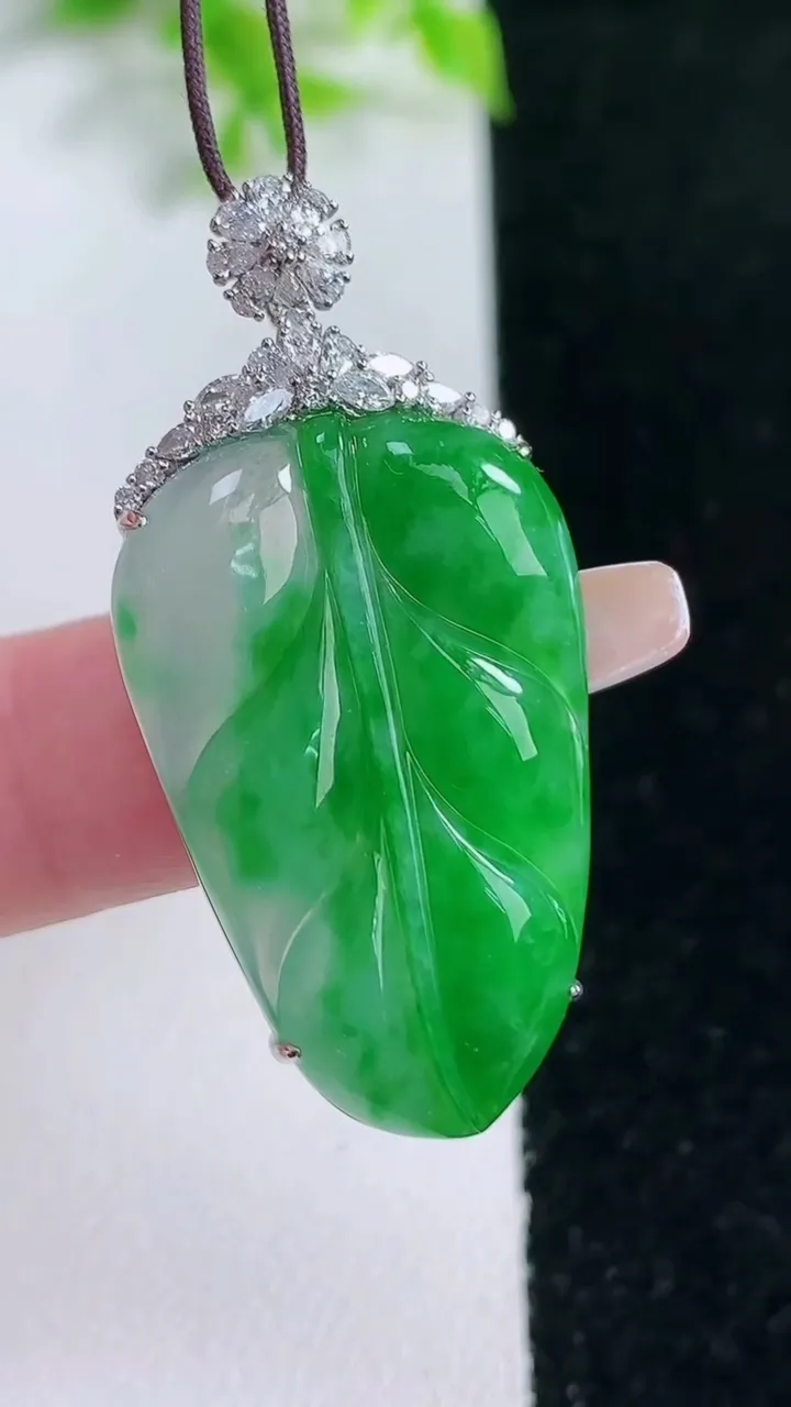 天然A货翡翠金枝玉叶 叶子吊坠，尺寸40.7-29.3-19.6-6.4，重量:5.33g
1月17日