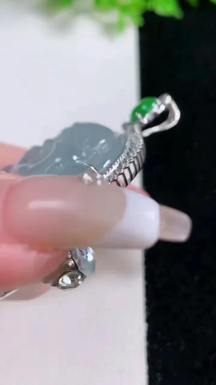 天然A货翡翠佛公吊坠，尺寸63.5-49-48-9.8，重量:32.20g
1月17日