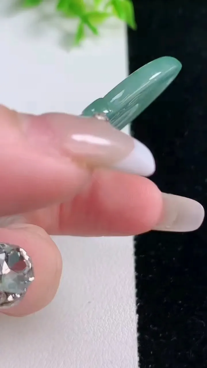 天然A货翡翠种飘花阿弥陀佛吊坠，尺寸67.5-39.5-5.2，重量:29.06g
1月17日