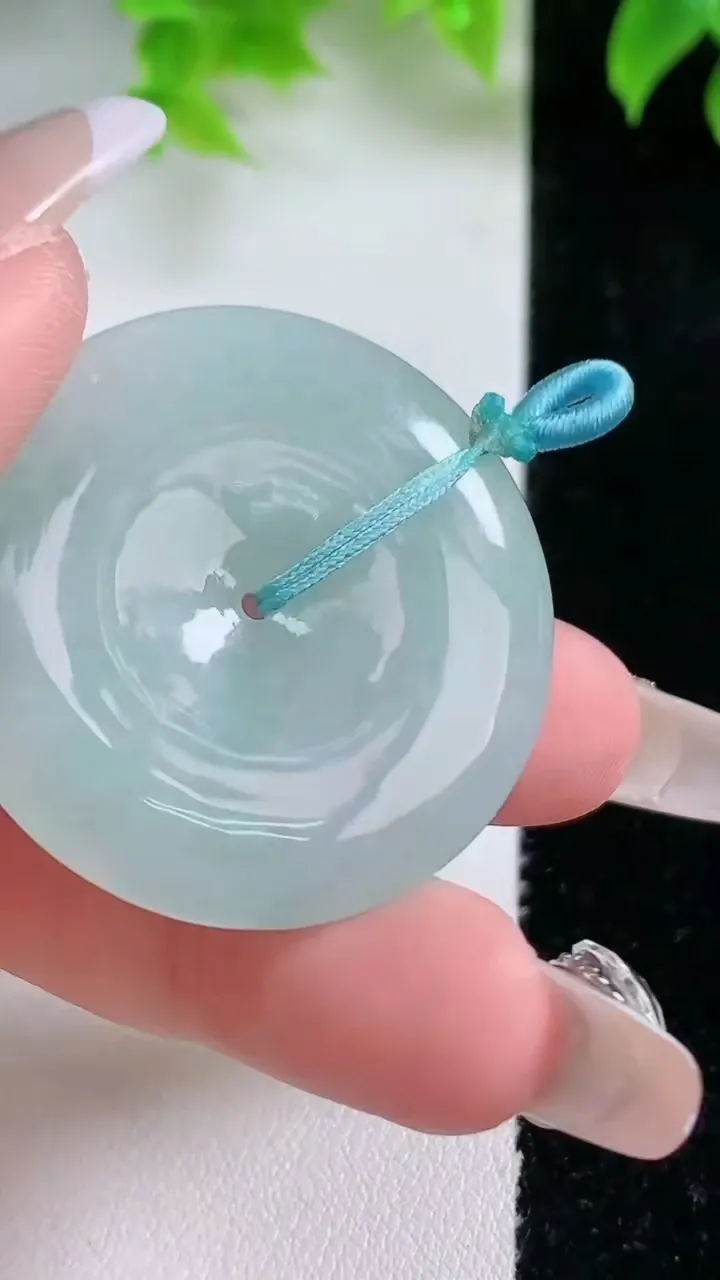 天然A货翡翠冰种飘花平安扣吊坠，尺寸35.6-5.8，重量:17.53g
1月17日