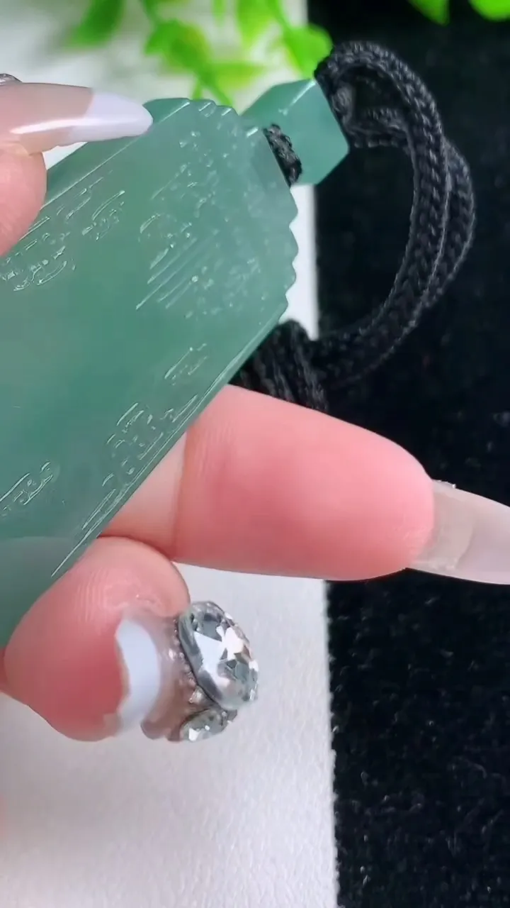 天然A货翡翠仿古无事牌吊坠，尺寸56.2-26.4-5.5，重量:29.50g
1月17日