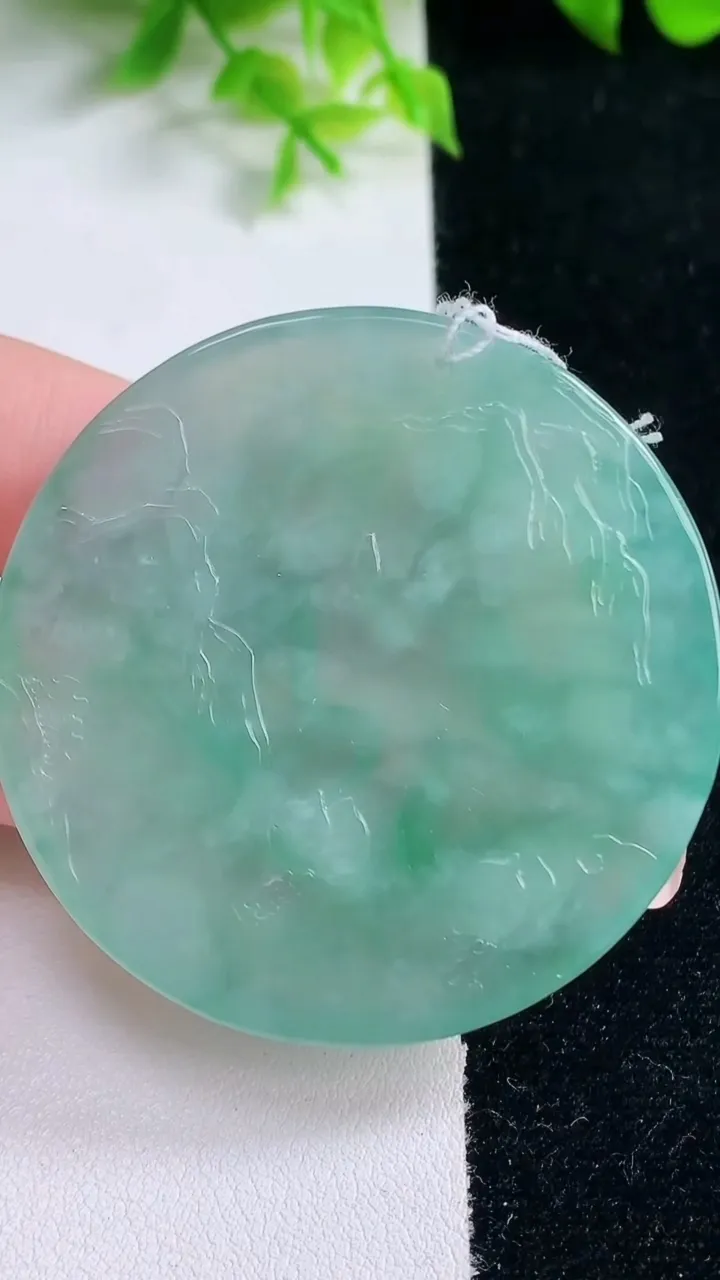 天然A货翡翠观音菩萨吊坠，尺寸51-6.3，重量:36.41g
1月17日