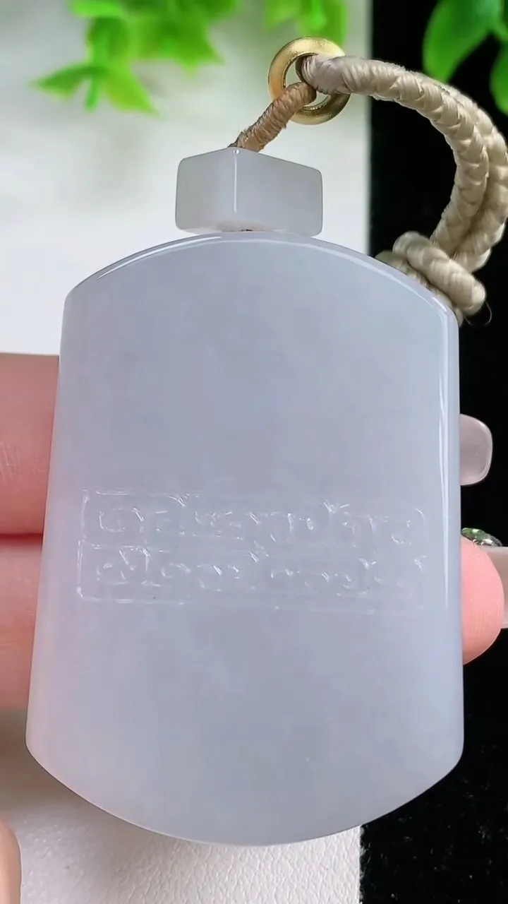 天然A货翡翠紫罗兰仿古无事牌吊坠，尺寸49.7-35.2-10.3，重量:60.53g
1月17日