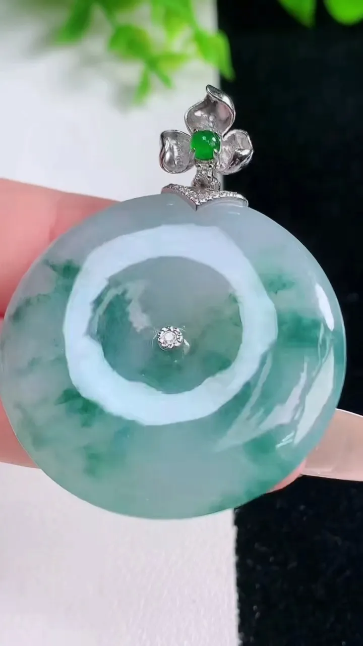 天然A货翡翠种飘花平安扣吊坠，尺寸35.5-5.2，重量:16.42g
1月17日