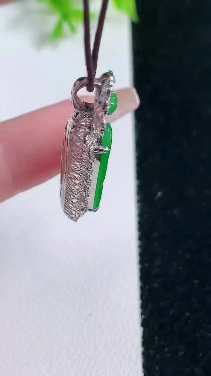 天然A货翡翠福豆吊坠，尺寸32.7-13-7.2，裸石19.6-9重量:3.48g
1月17日