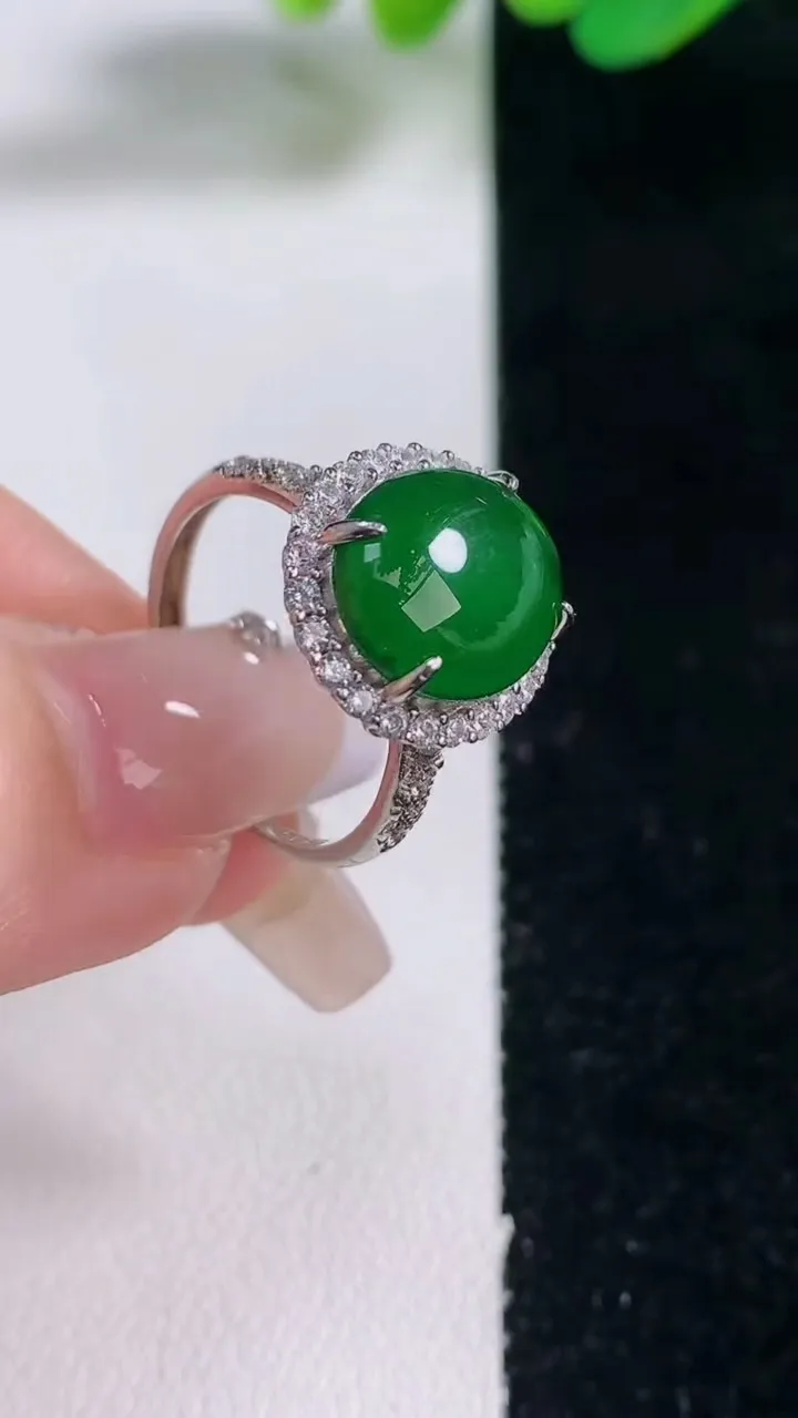 天然A货翡翠蛋面戒指，尺寸12-10-7.3，重量:3.15g2026年1月17日
工厂直销收藏佳品,种好水足，色泽均匀，有种有色，上手高大气！