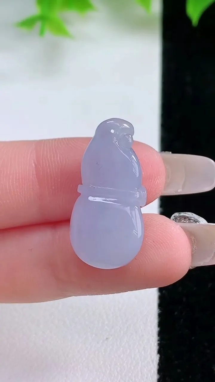 天然A货翡翠紫罗兰葫芦吊坠，尺寸25-12-7.4，重量:4.19g
1月17日