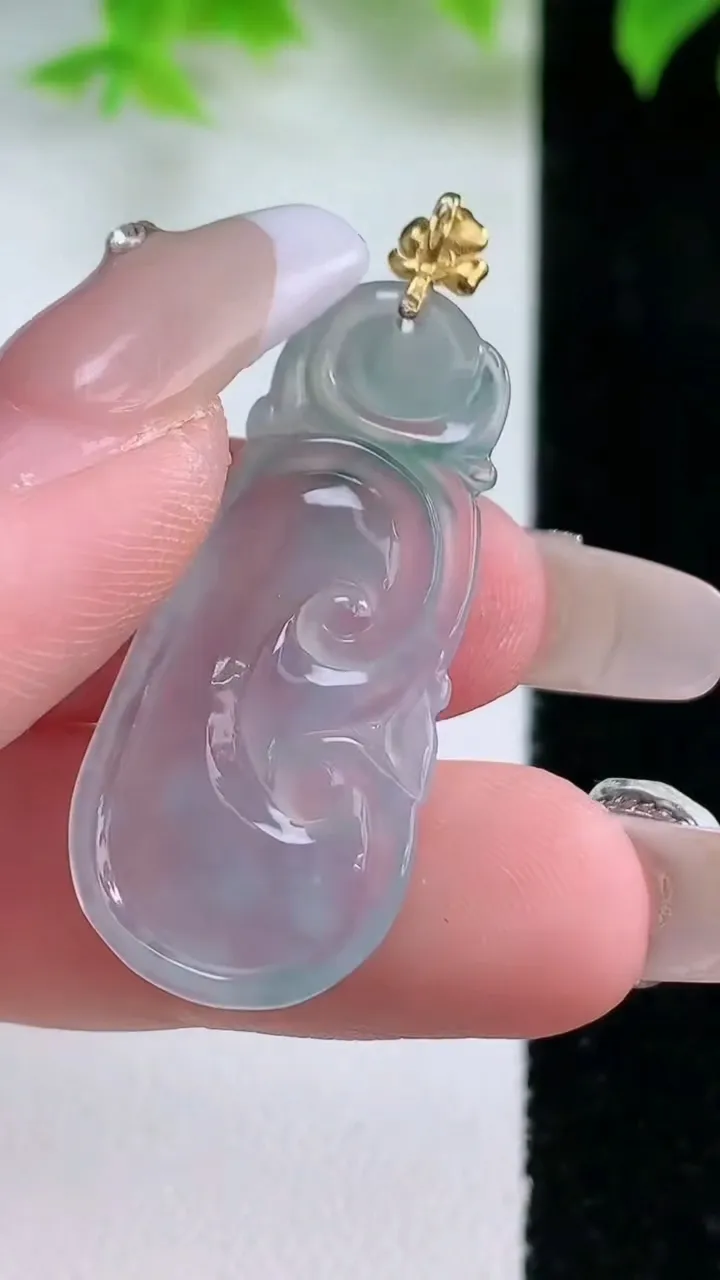 天然A货翡翠种飘花如意吊坠，尺寸34-16.2-3，重量:3.31g
1月17日