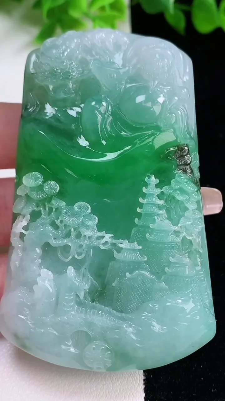 天然A货翡翠山水祥龙财神爷吊坠，尺寸78.4-47.2-12.8，重量:111.23g
1月17日