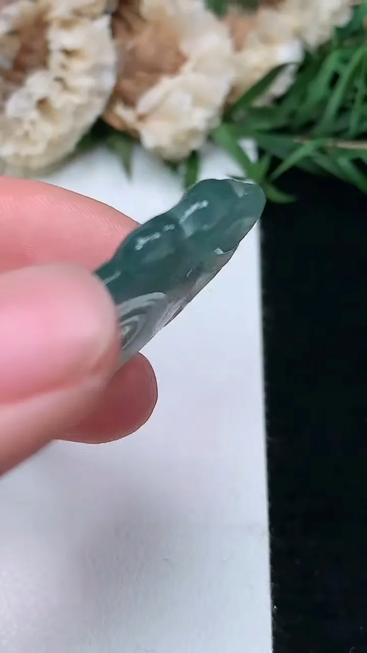 天然A货翡翠蓝水龙扣吊坠，尺寸40-30.6-5.3，重量:9.71g
1月17日