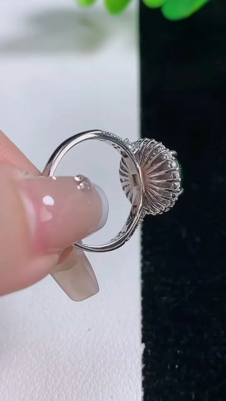 天然A货翡翠蛋面戒指，尺寸12-10-7.3，重量:3.15g2026年1月17日
工厂直销收藏佳品,种好水足，色泽均匀，有种有色，上手高大气！