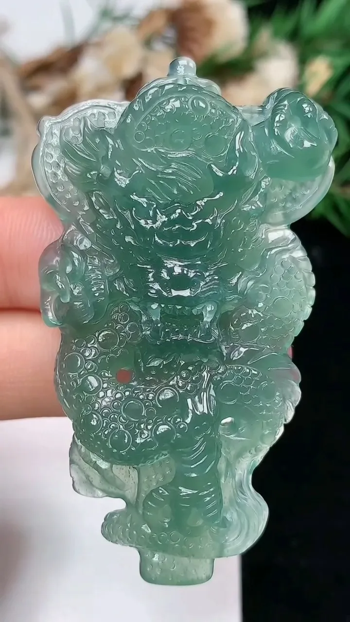 天然A货翡翠蓝水龙牌吊坠，尺寸57.5-33.4-8，重量:19.52g
1月17日