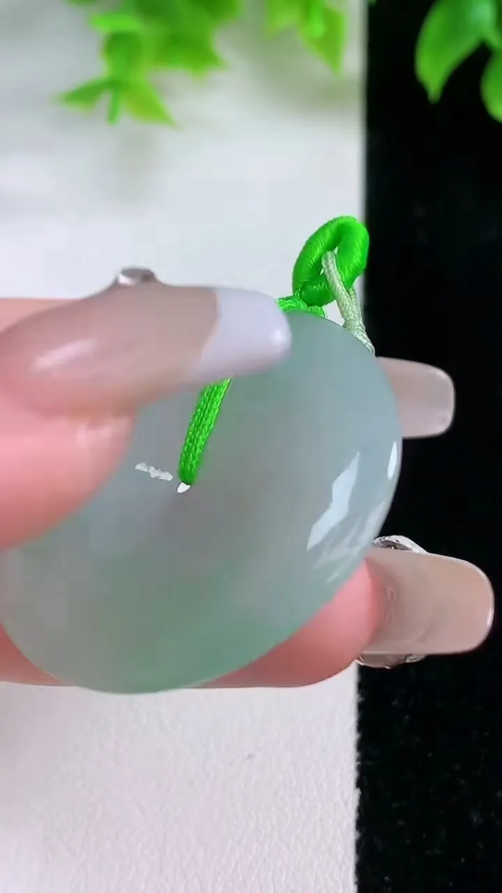 天然A货翡翠平安扣吊坠，尺寸34.7-5.3，重量:13.02g
1月17日