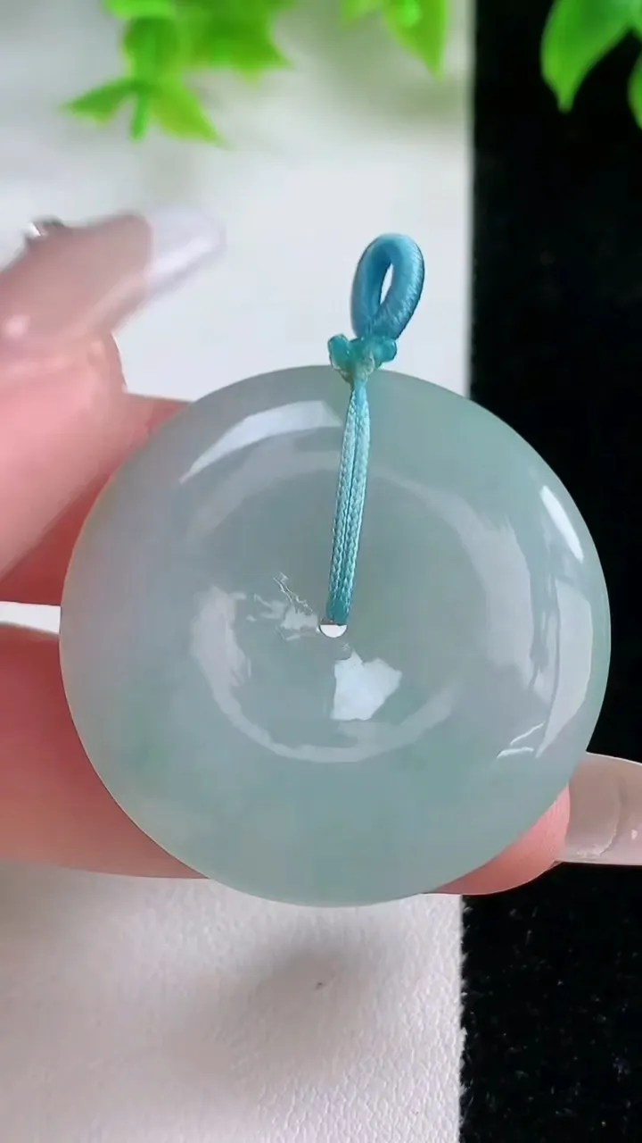 天然A货翡翠冰种飘花平安扣吊坠，尺寸35.6-5.8，重量:17.53g
1月17日