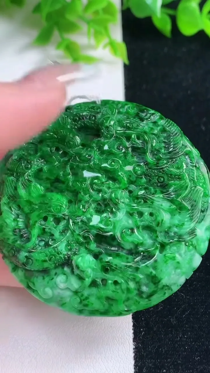 天然A货翡翠九龙至尊 龙牌吊坠，尺寸58-10.7，重量:76.55g
1月17日