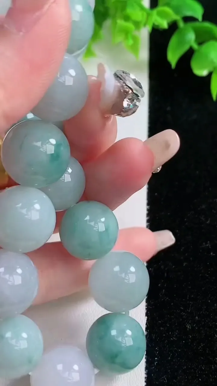 天然A货翡翠飘花圆珠手串，尺寸15.2-15颗，重量:91.76g1月17日
工厂直销收藏佳品,种好水足，色泽均匀，有种有色，上手高大气！