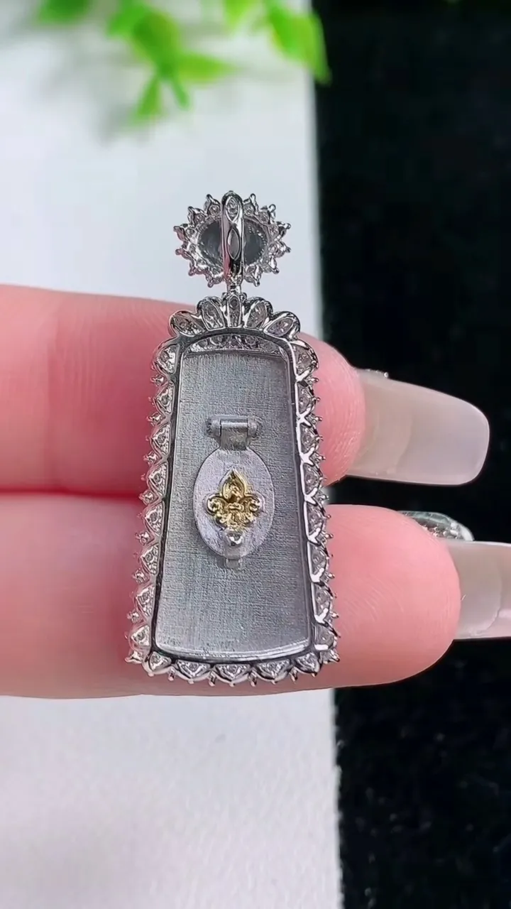 天然A货翡翠无事牌吊坠，尺寸33.8-14.2-6.3，裸石22-12重量:3.38g
1月17日