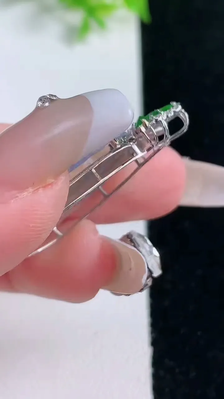 天然A货翡翠18K金紫罗兰福豆吊坠，尺寸32.2-15-7.3，裸石22-12重量:4.09g
1月17日