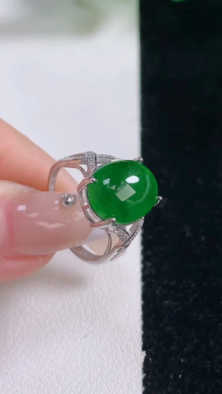 天然A货翡翠蛋面戒指，尺寸12.3-9.6-7.9，重量:2.35g2026年1月17日
工厂直销收藏佳品,种好水足，色泽均匀，有种有色，上手高大气！