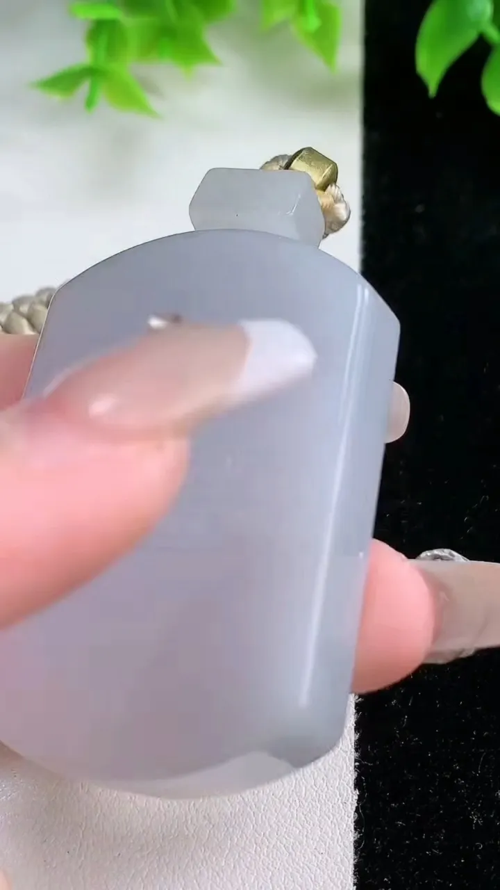 天然A货翡翠紫罗兰仿古无事牌吊坠，尺寸49.7-35.2-10.3，重量:60.53g
1月17日