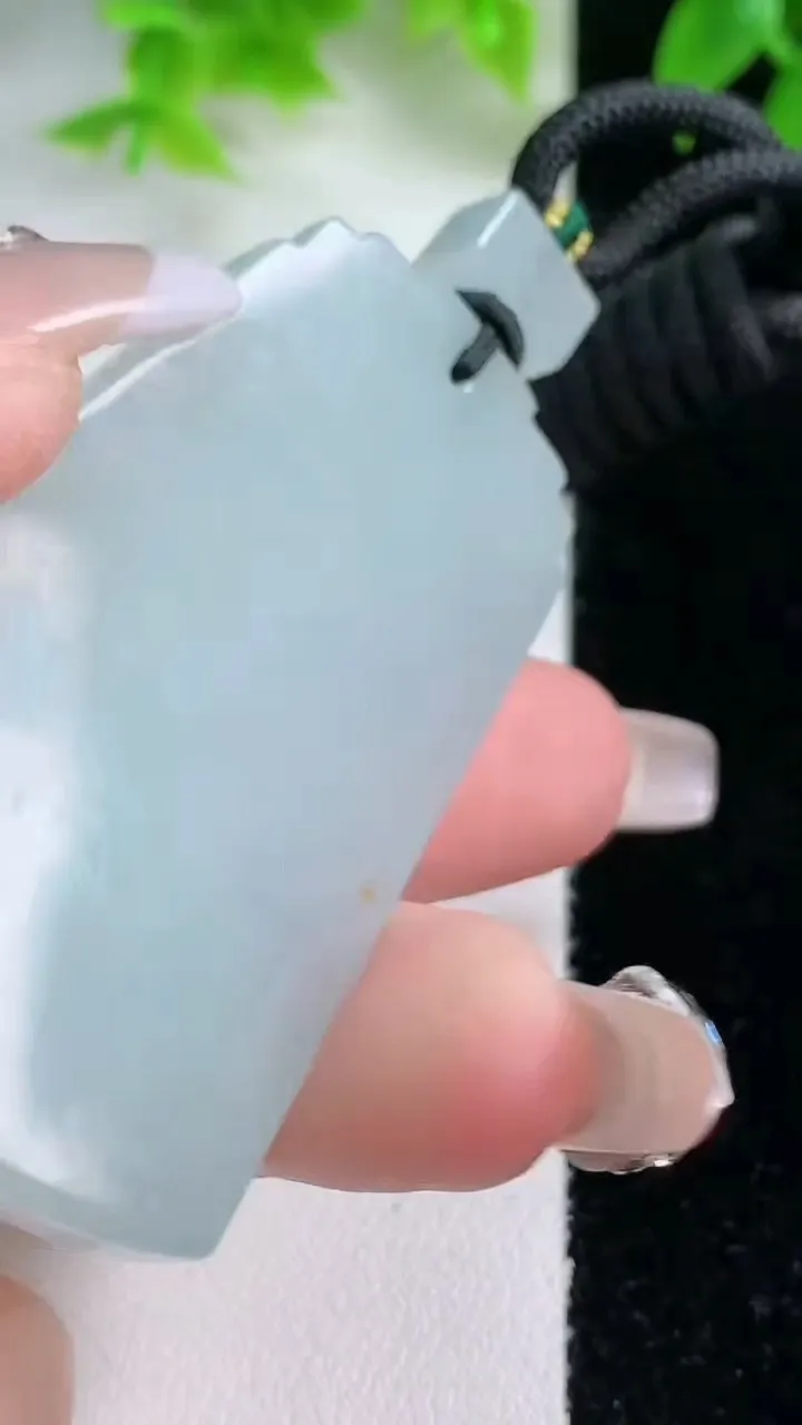 天然A货翡翠无事牌吊坠，尺寸54.6-34.4-5.7，重量:34.70g
1月17日