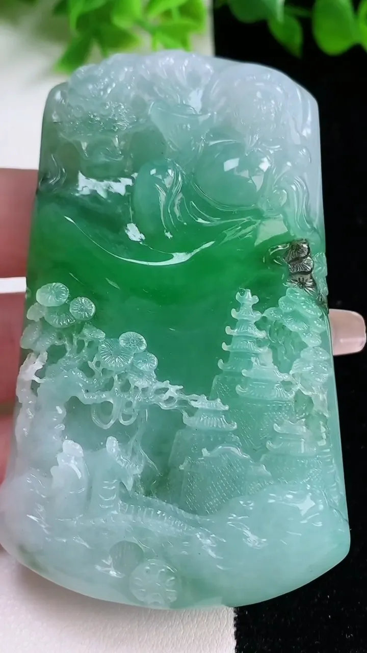 天然A货翡翠山水祥龙财神爷吊坠，尺寸78.4-47.2-12.8，重量:111.23g
1月17日