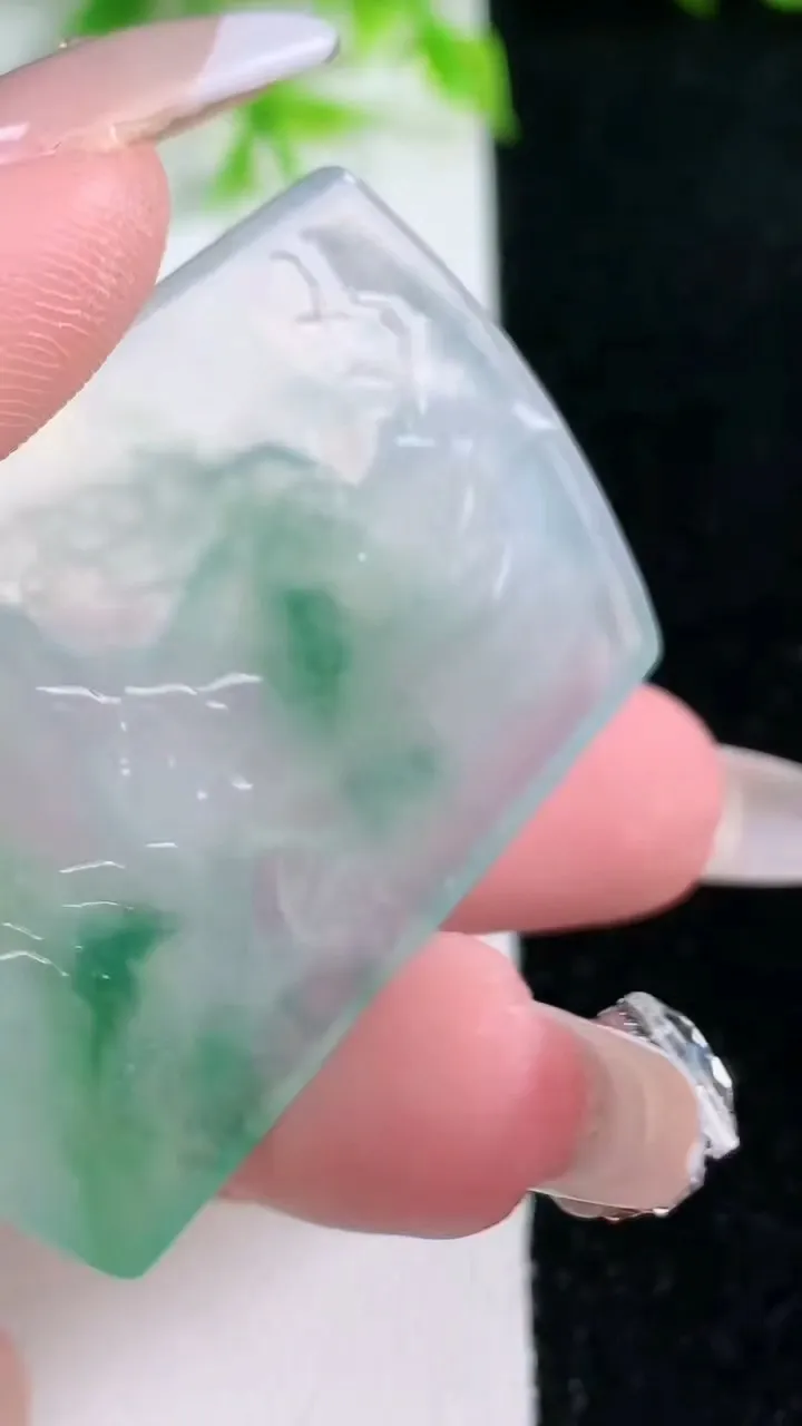 天然A货翡翠种飘花不动明王吊坠，尺寸45.5-34.5-5，重量:19.55g
1月17日