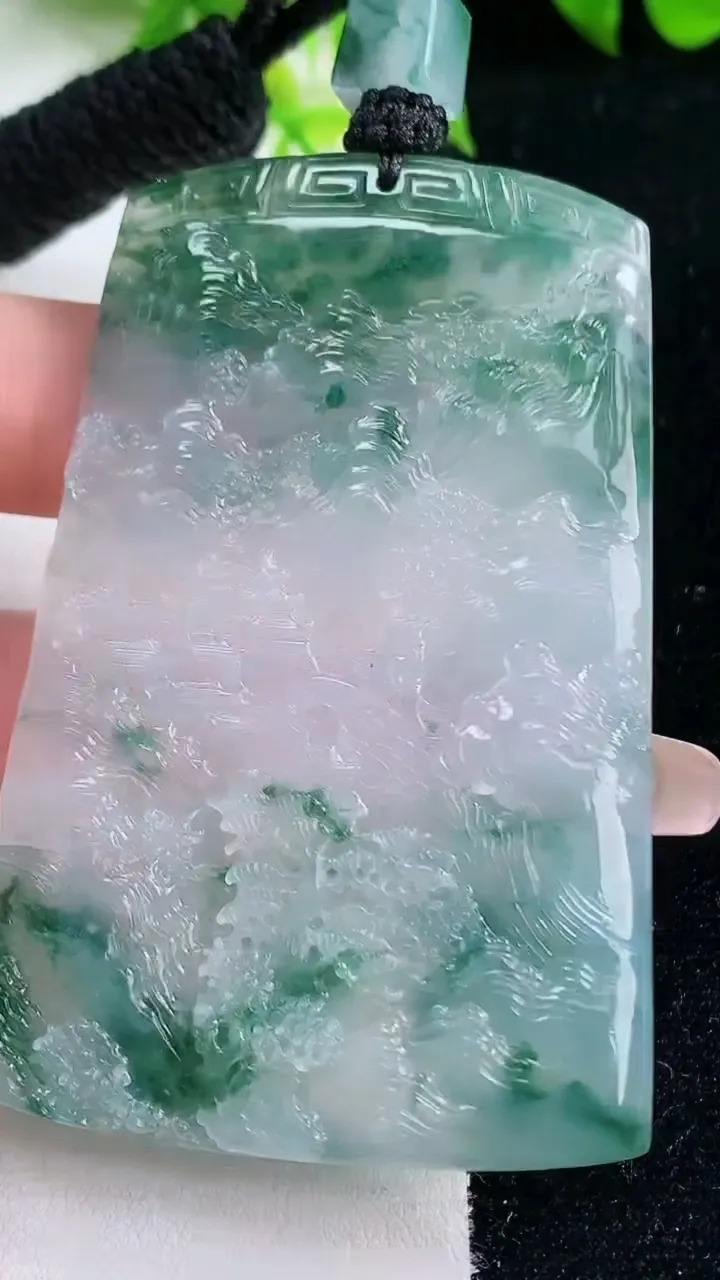 天然A货翡翠种飘花山水牌吊坠，尺寸70.4-46.2-5.7，重量:52.73g
1月17日