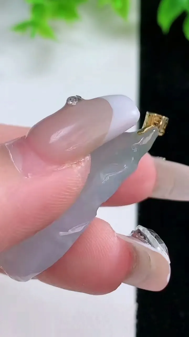 天然A货翡翠种飘花原石吊坠，尺寸37-18-7.4，重量:8.49g
1月17日