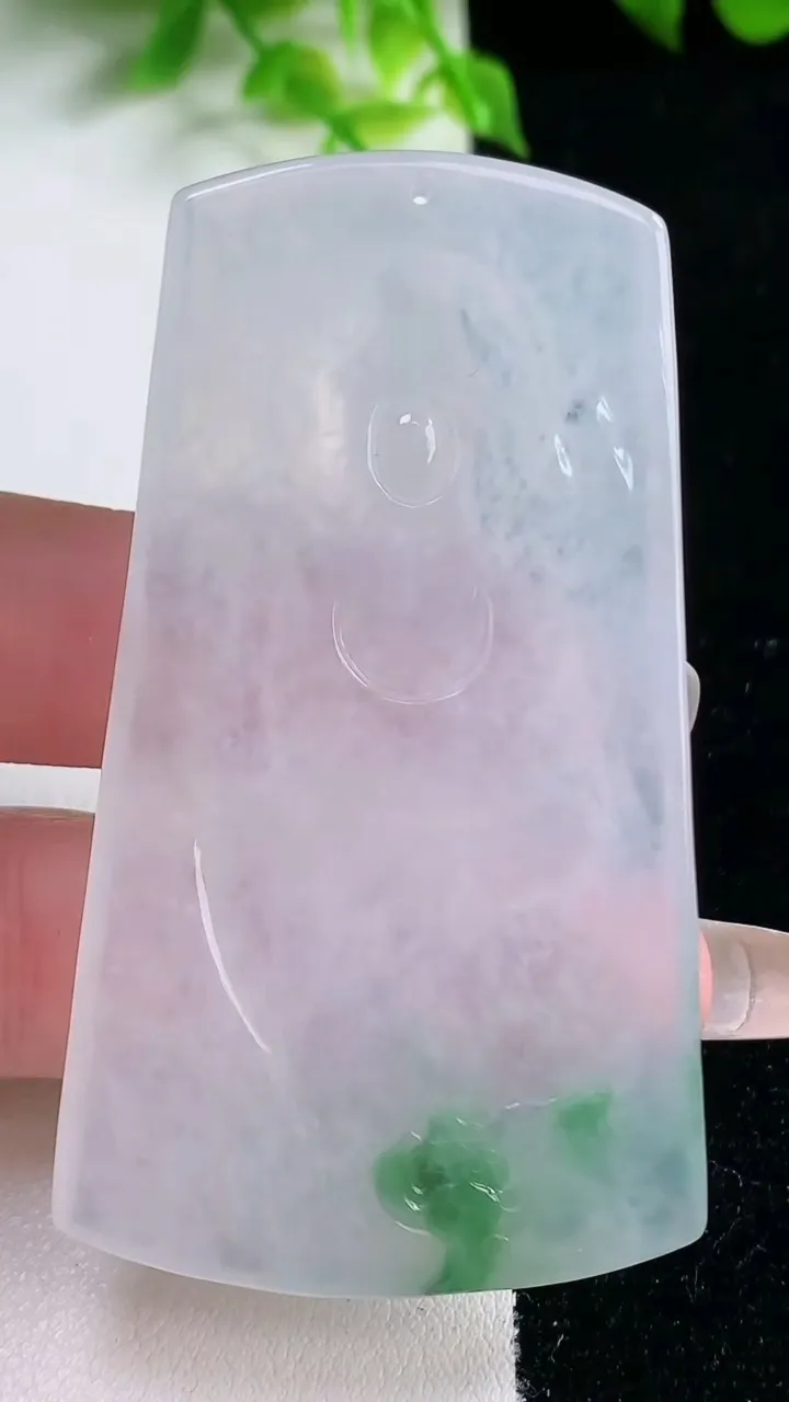 天然A货翡翠大势至菩萨吊坠，尺寸65.4-37-6，重量:34.25g
1月17日