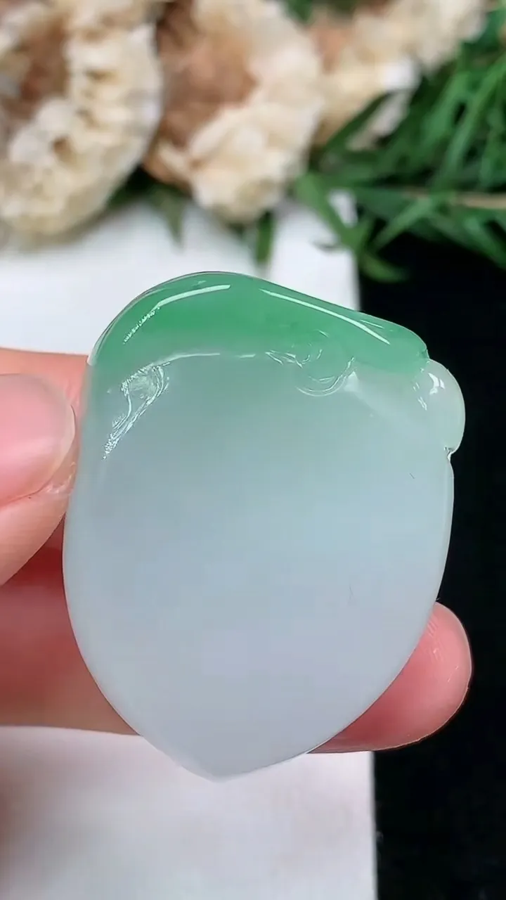 天然A货翡翠寿桃吊坠，尺寸31.2-24-12，重量:20.26g
1月17日