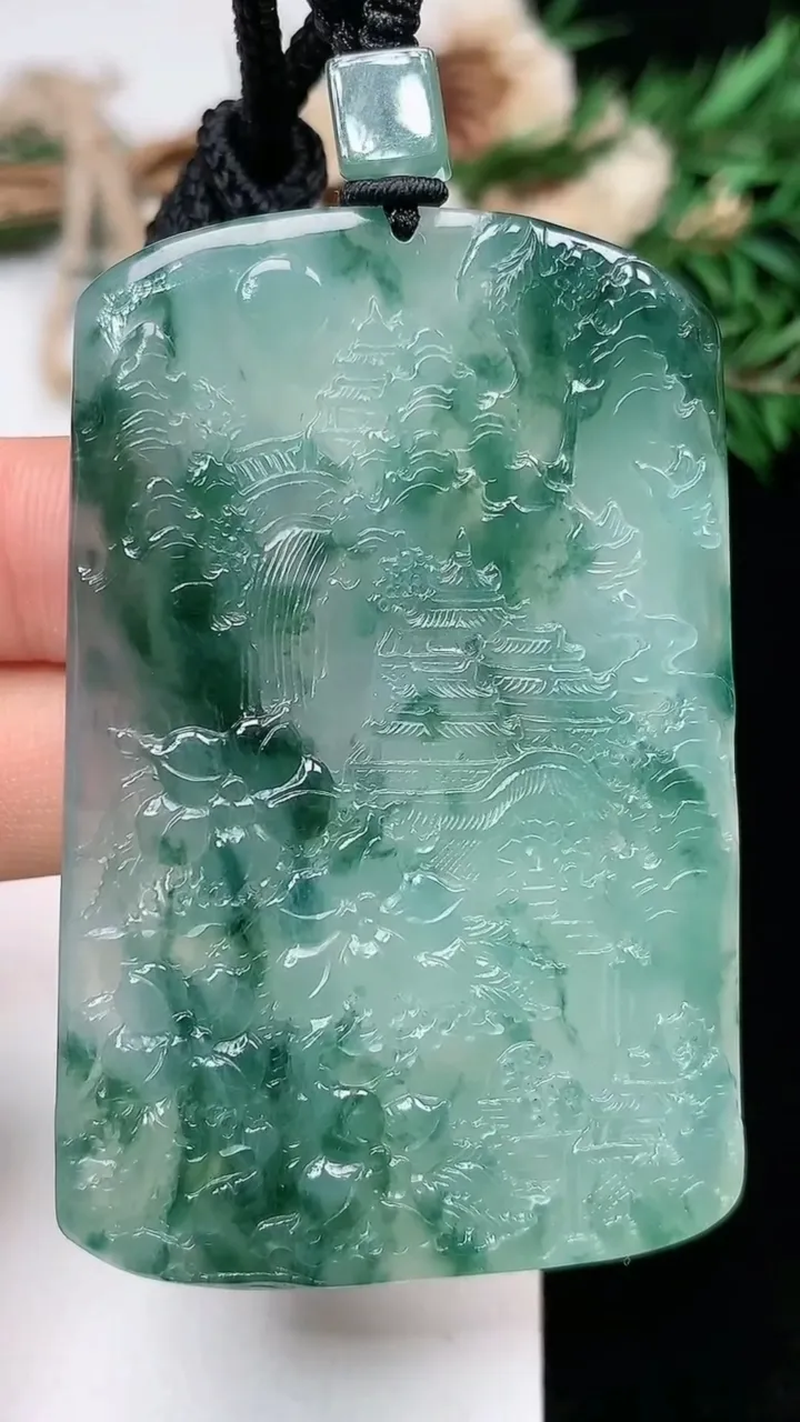 天然A货翡翠飘花山水牌吊坠，尺寸60.5-40-5.7，重量:37.46g
1月17日