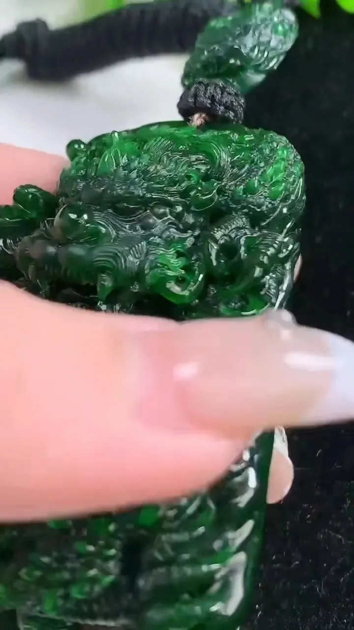 天然A货翡翠龙牌吊坠，尺寸68-48.6-16.7，重量:100.67g
1月17日