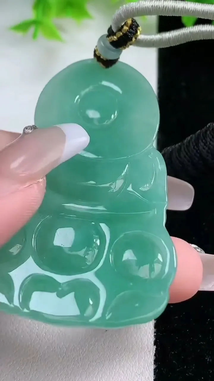 天然A货翡翠观音菩萨吊坠，尺寸61.7-39.5-5.2，重量:27.28g
1月17日
