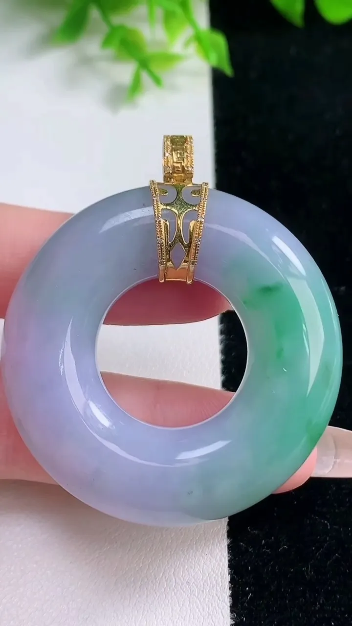 天然A货翡翠18K金春带彩紫罗兰平安环吊坠，尺寸45.2-11.2，重量:41.12g
1月17日