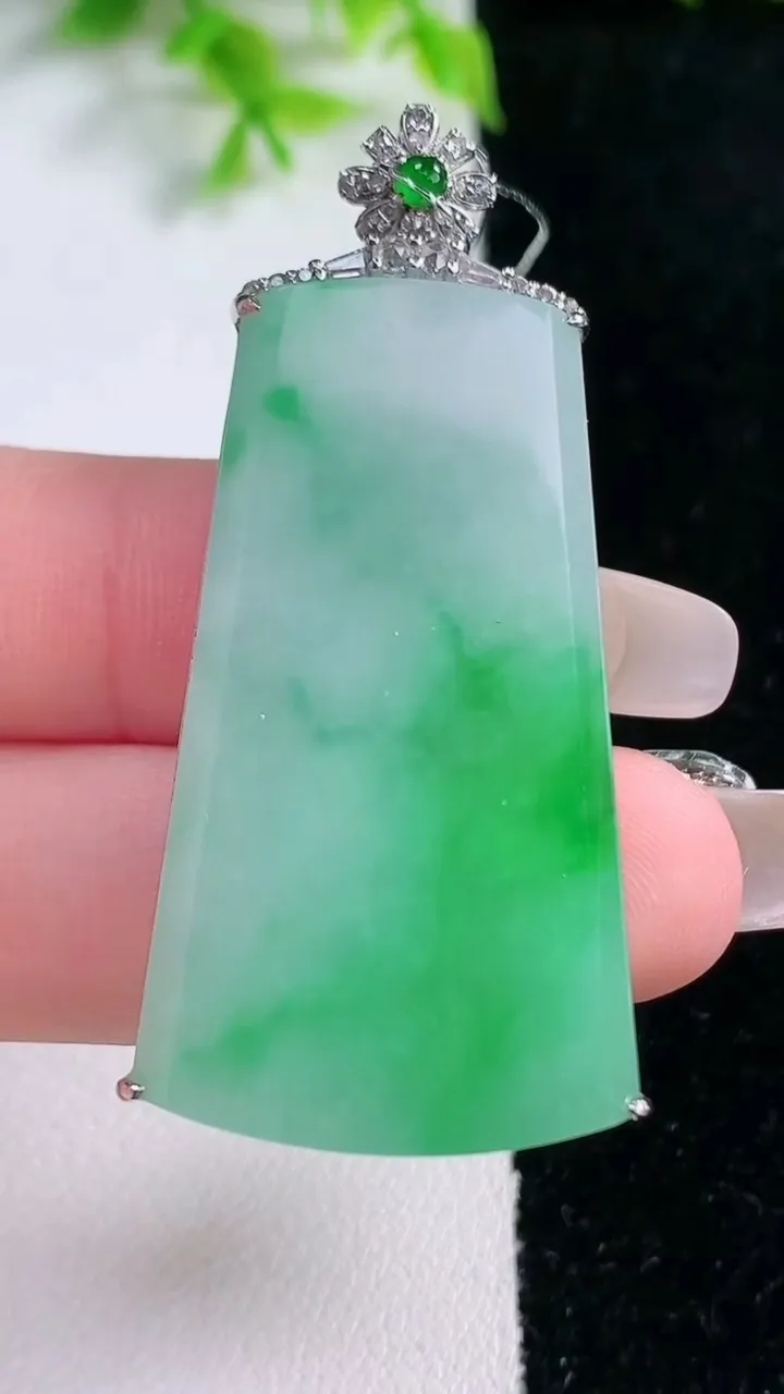 天然A货翡翠无事牌吊坠，尺寸51.4-41.7-23-6，重量:11.75g
1月17日