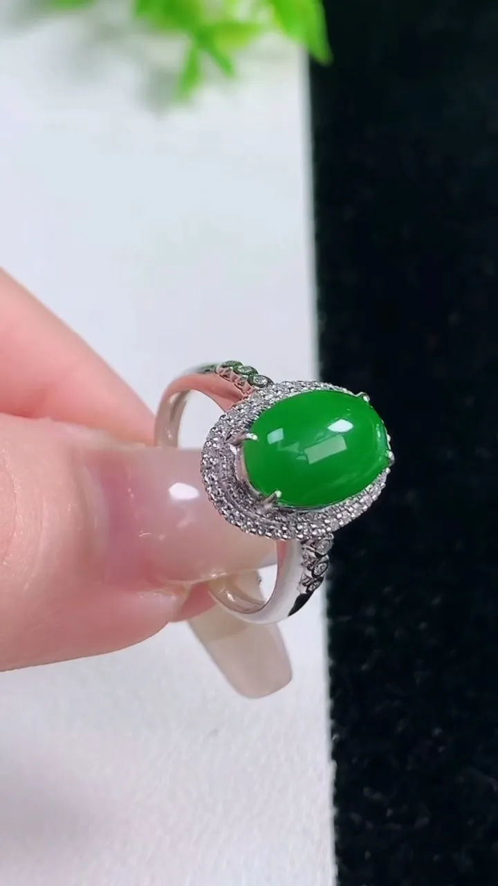 天然A货翡翠蛋面戒指，尺寸17.4-11.3-6.9-8，重量:3.79g2026年1月17日
工厂直销收藏佳品,种好水足，色泽均匀，有种有色，上手高大气！