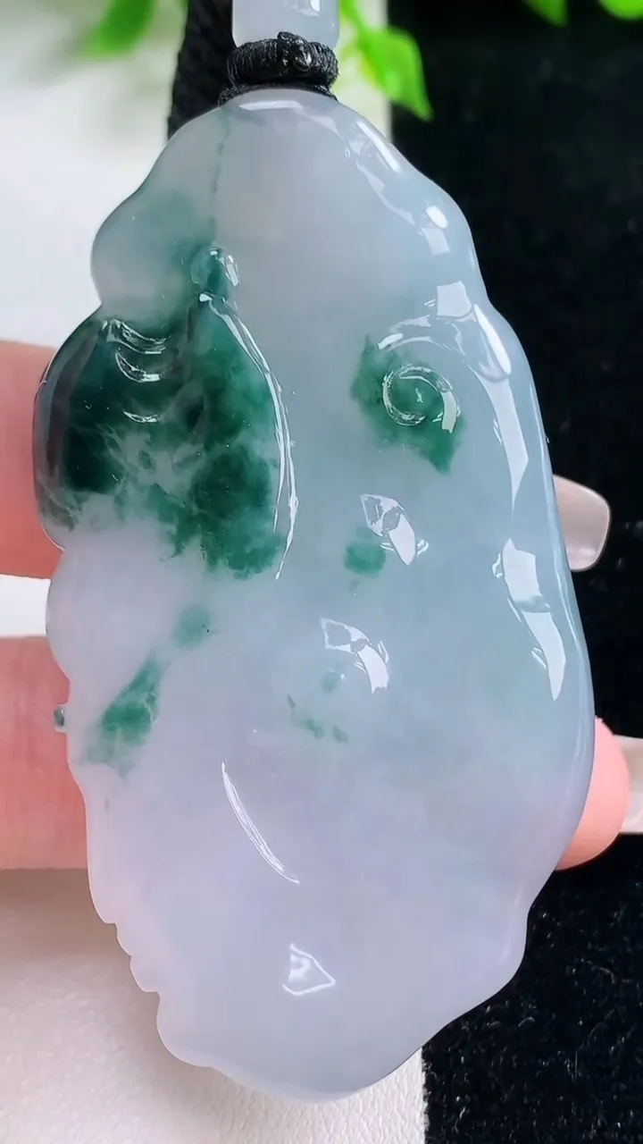 天然A货翡翠种飘花一念之间吊坠，尺寸65.6-35.6-11，重量:52.14g
1月17日