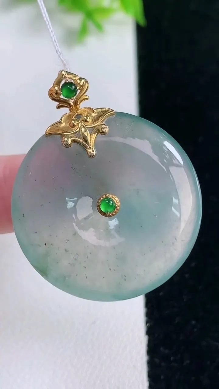 天然A货翡翠种飘花平安扣吊坠，尺寸29.6-5.7，重量:12.68g
1月17日