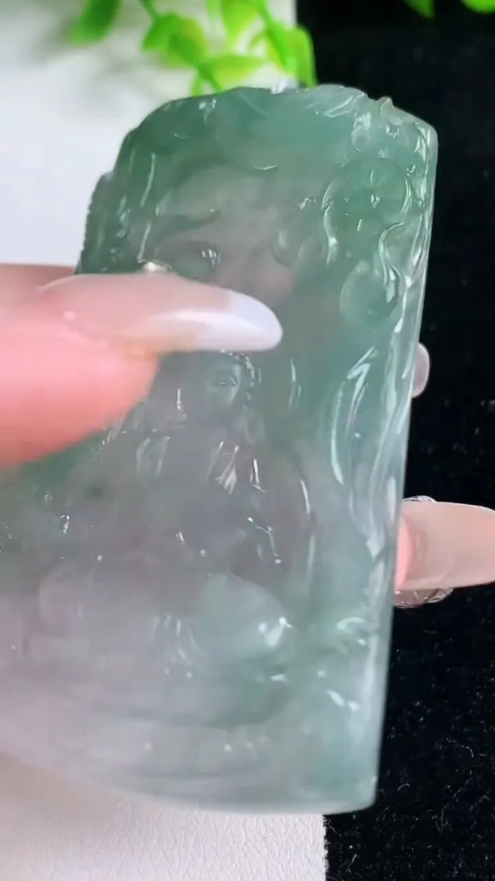 天然A货翡翠观音菩萨吊坠，尺寸67-44-6，重量:41.16g
1月17日