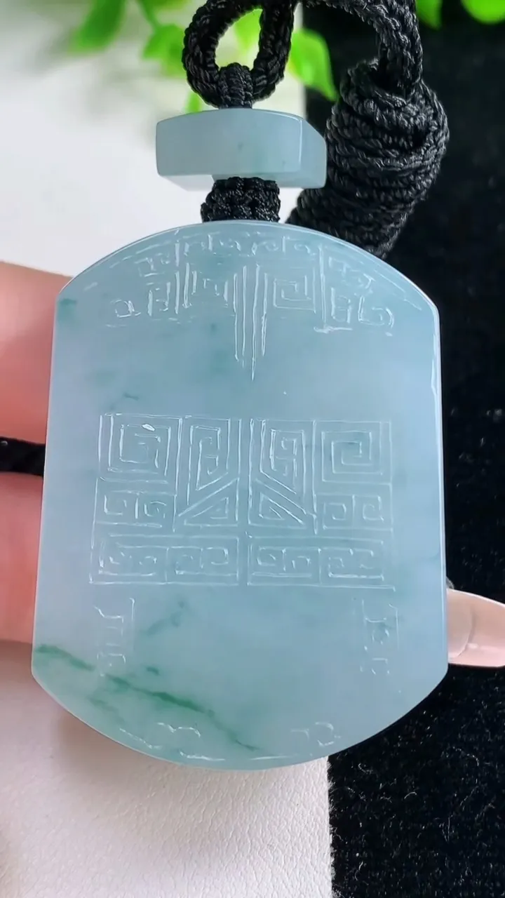 天然A货翡翠种飘花仿古无事牌吊坠，尺寸49.4-36.4-9.4，重量:56.82g
1月17日