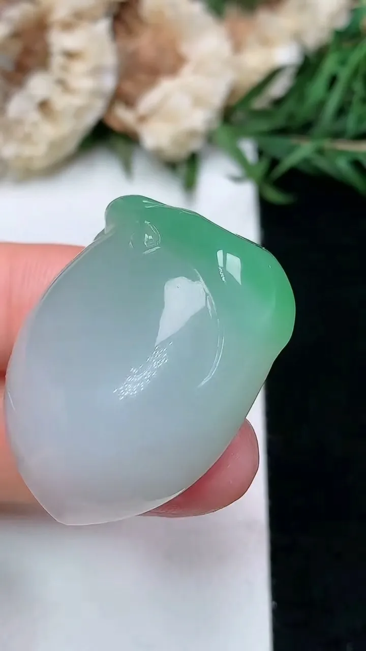 天然A货翡翠寿桃吊坠，尺寸31.2-24-12，重量:20.26g
1月17日